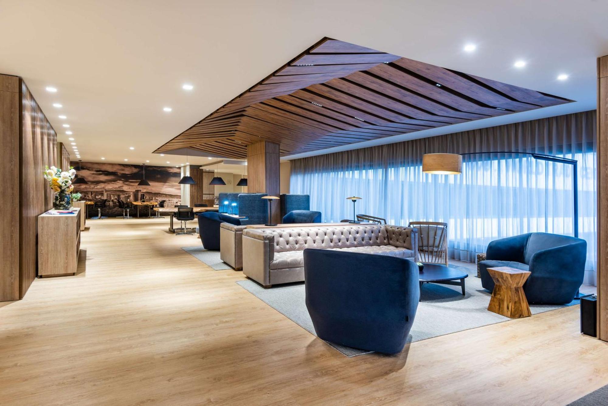 Hotel NH Collection Royal WTC Bogotá Exterior foto The lounge at the airport