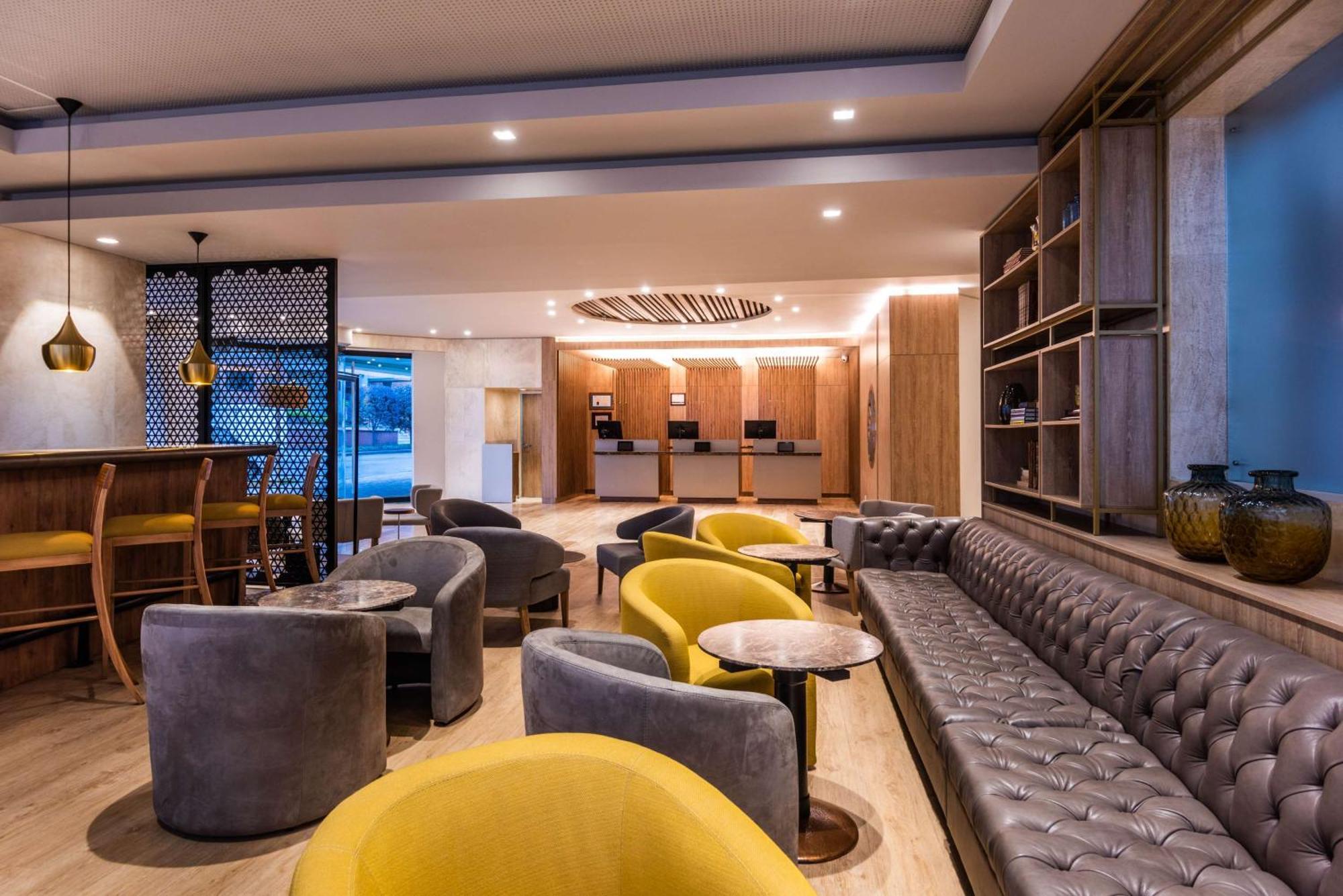 Hotel NH Collection Royal WTC Bogotá Exterior foto The lounge at the airport