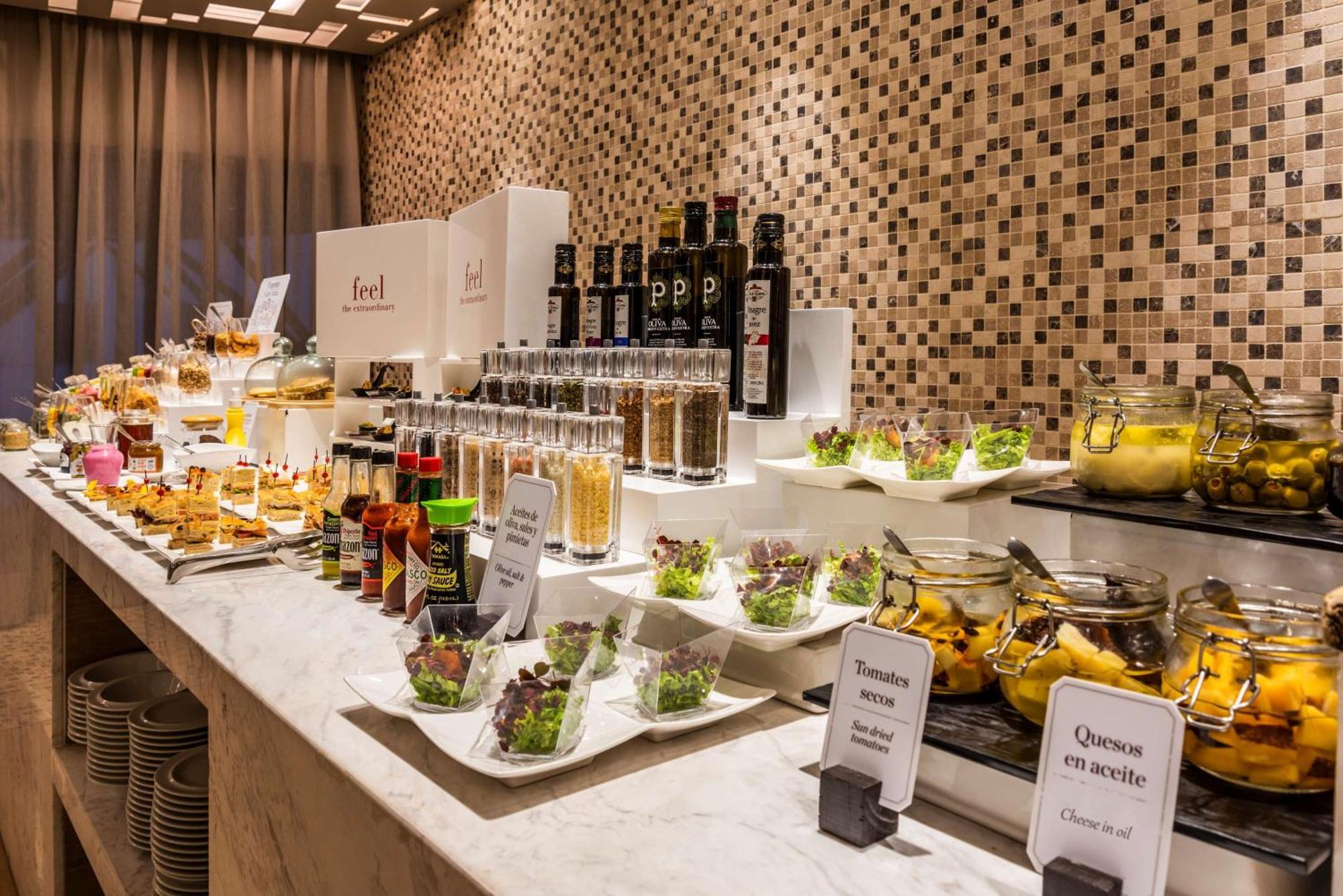 Hotel NH Collection Royal WTC Bogotá Exterior foto A buffet at a hotel