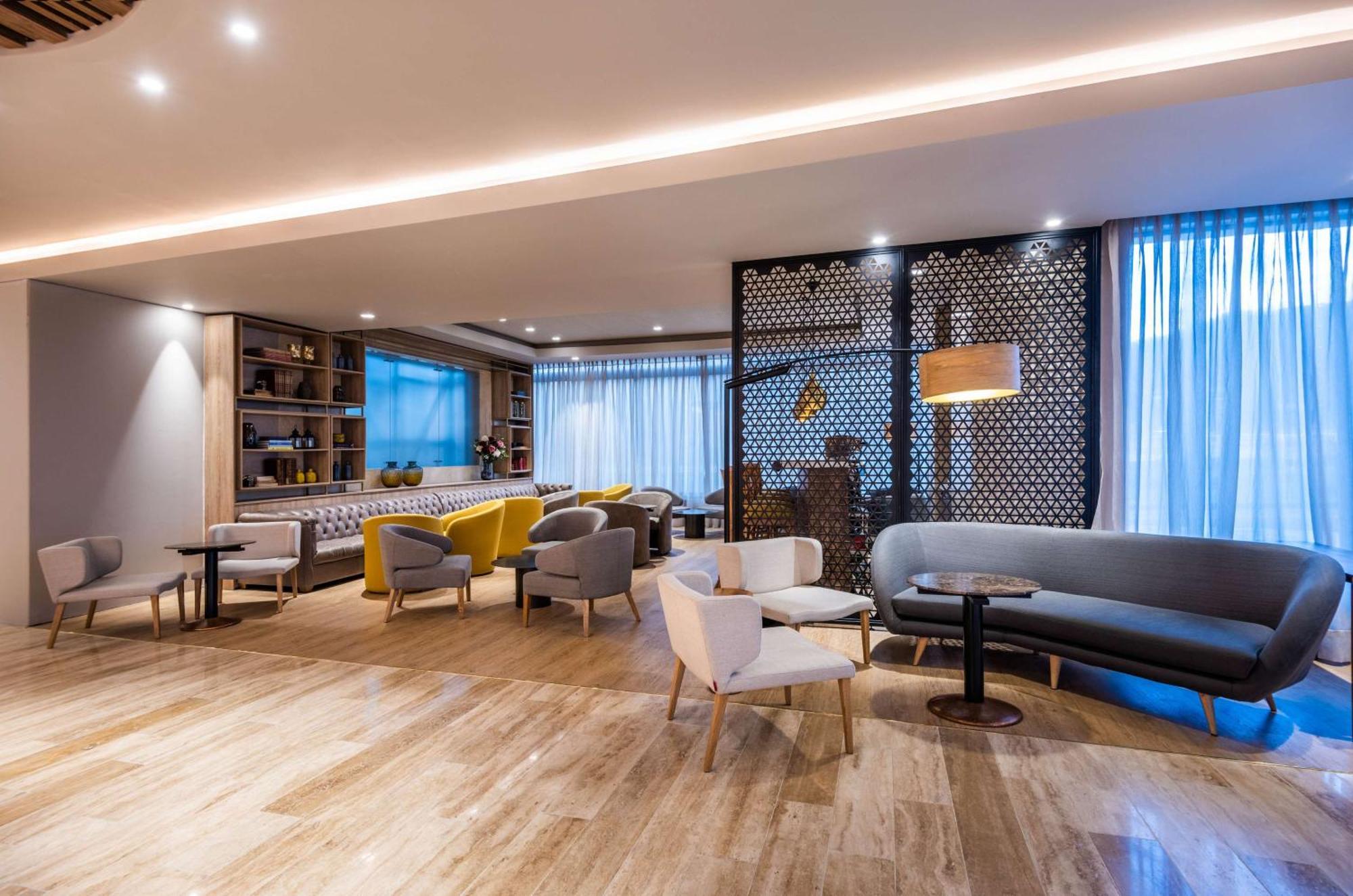 Hotel NH Collection Royal WTC Bogotá Exterior foto The lounge at the airport