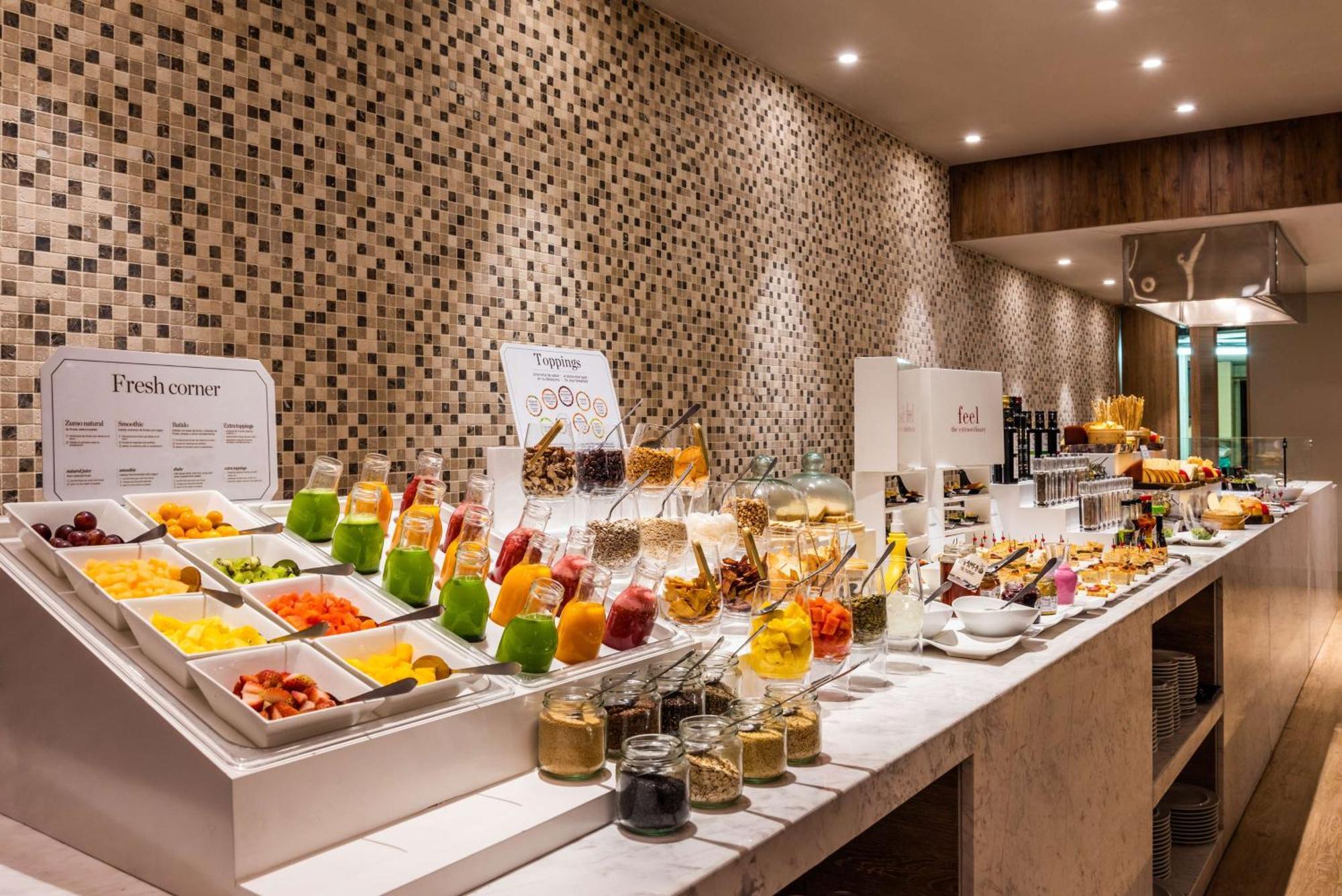 Hotel NH Collection Royal WTC Bogotá Exterior foto A breakfast buffet at a hotel
